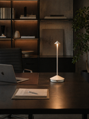 Lámpara De Mesa Decorativa Con Luz Led 2w Recargable Tactil Dimeable Acabado Blanco.