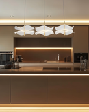 LÁMPARA COLGANTE DECORATIVA CON LUZ LED 15W ACABADO GOLDEN/ METAL ACRÍLICO.