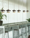 LÁMPARA DE TECHO COLGANTE DECORATIVA  1XGU10-10W MAX, 100-240V, 50-60HZ, IP20, ACABADO MADERA OSCURA.