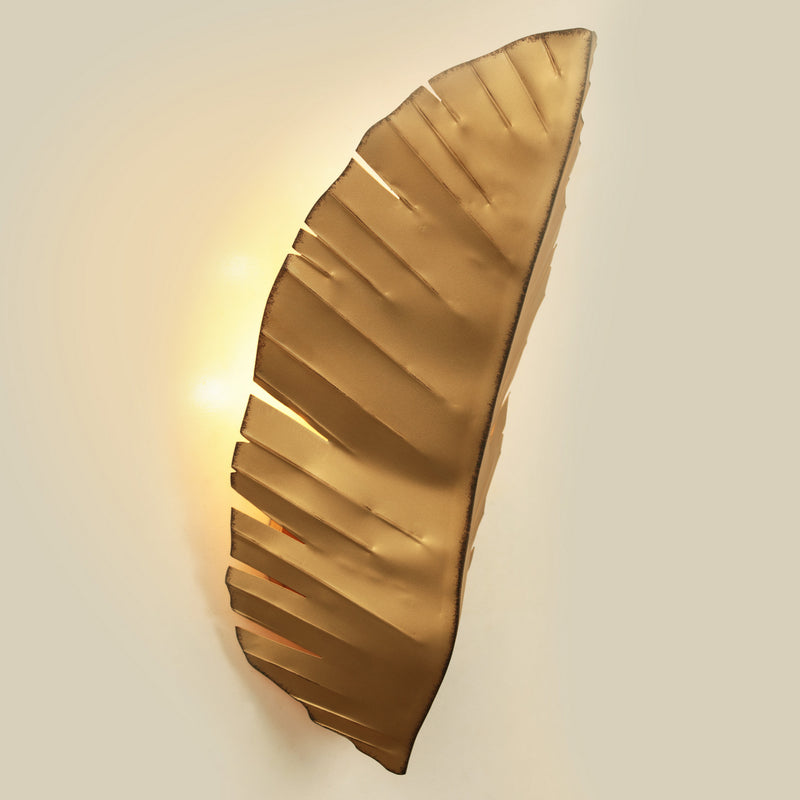 Three Light Wall Sconce<br /><span style="color:#4AB0CE;">Entrega: 4-10 dias en USA</span><br /><span style="color:#4AB0CE;font-size:60%;">PREGUNTE POR ENTREGA EN PANAMA</span><br />Collection: Banana Leaf<br />Finish: Gold