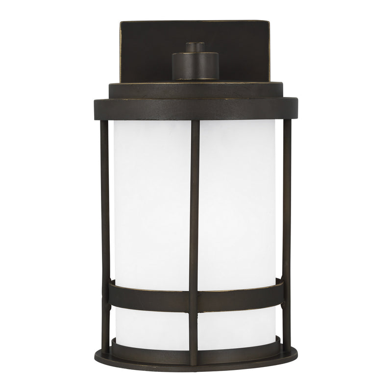 One Light Outdoor Wall Lantern<br /><span style="color:#4AB0CE;">Entrega: 4-10 dias en USA</span><br /><span style="color:#4AB0CE;font-size:60%;">PREGUNTE POR ENTREGA EN PANAMA</span><br />Collection: Wilburn<br />Finish: Antique Bronze