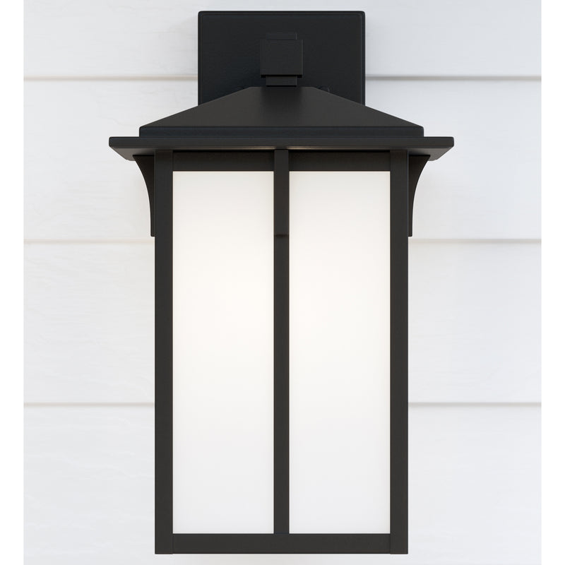 One Light Outdoor Wall Lantern<br /><span style="color:#4AB0CE;">Entrega: 4-10 dias en USA</span><br /><span style="color:#4AB0CE;font-size:60%;">PREGUNTE POR ENTREGA EN PANAMA</span><br />Collection: Tomek<br />Finish: Black