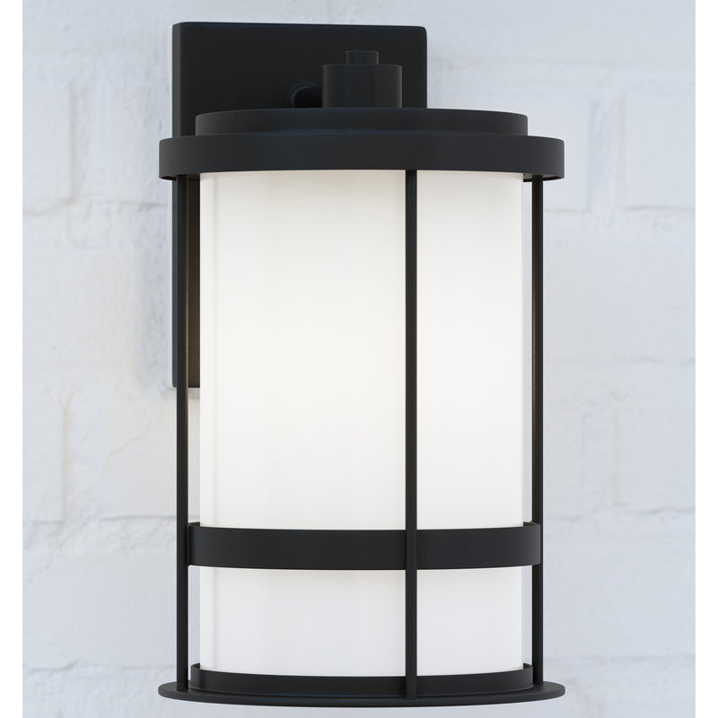 One Light Outdoor Wall Lantern<br /><span style="color:#4AB0CE;">Entrega: 4-10 dias en USA</span><br /><span style="color:#4AB0CE;font-size:60%;">PREGUNTE POR ENTREGA EN PANAMA</span><br />Collection: Wilburn<br />Finish: Black