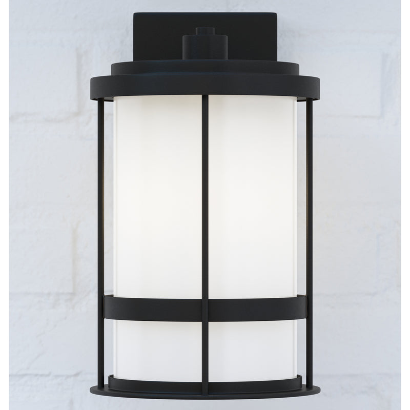 One Light Outdoor Wall Lantern<br /><span style="color:#4AB0CE;">Entrega: 4-10 dias en USA</span><br /><span style="color:#4AB0CE;font-size:60%;">PREGUNTE POR ENTREGA EN PANAMA</span><br />Collection: Wilburn<br />Finish: Black