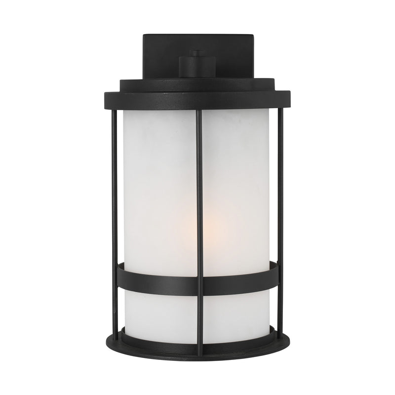 One Light Outdoor Wall Lantern<br /><span style="color:#4AB0CE;">Entrega: 4-10 dias en USA</span><br /><span style="color:#4AB0CE;font-size:60%;">PREGUNTE POR ENTREGA EN PANAMA</span><br />Collection: Wilburn<br />Finish: Black