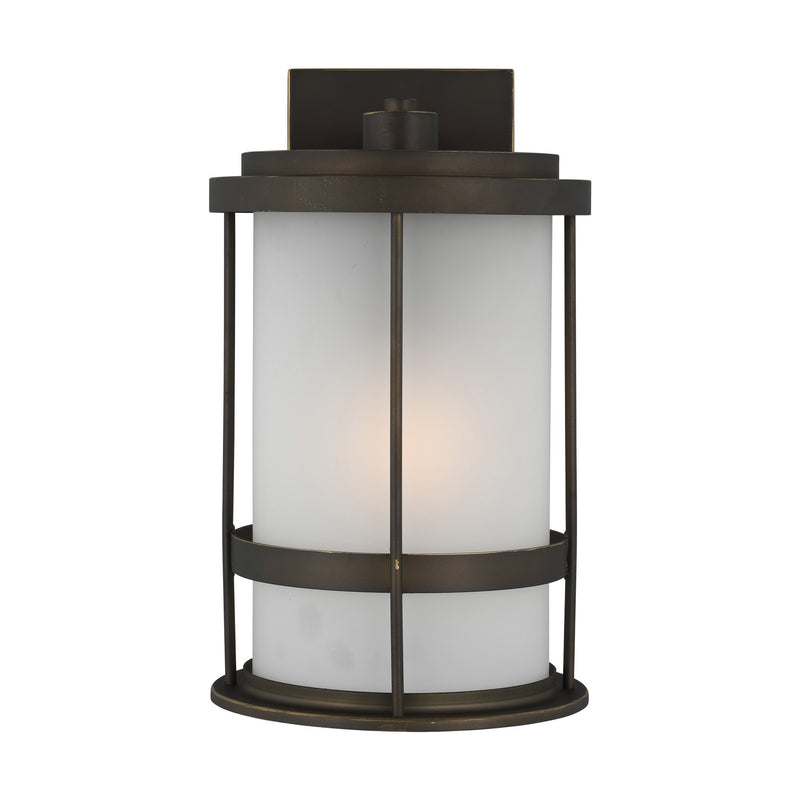 One Light Outdoor Wall Lantern<br /><span style="color:#4AB0CE;">Entrega: 4-10 dias en USA</span><br /><span style="color:#4AB0CE;font-size:60%;">PREGUNTE POR ENTREGA EN PANAMA</span><br />Collection: Wilburn<br />Finish: Antique Bronze