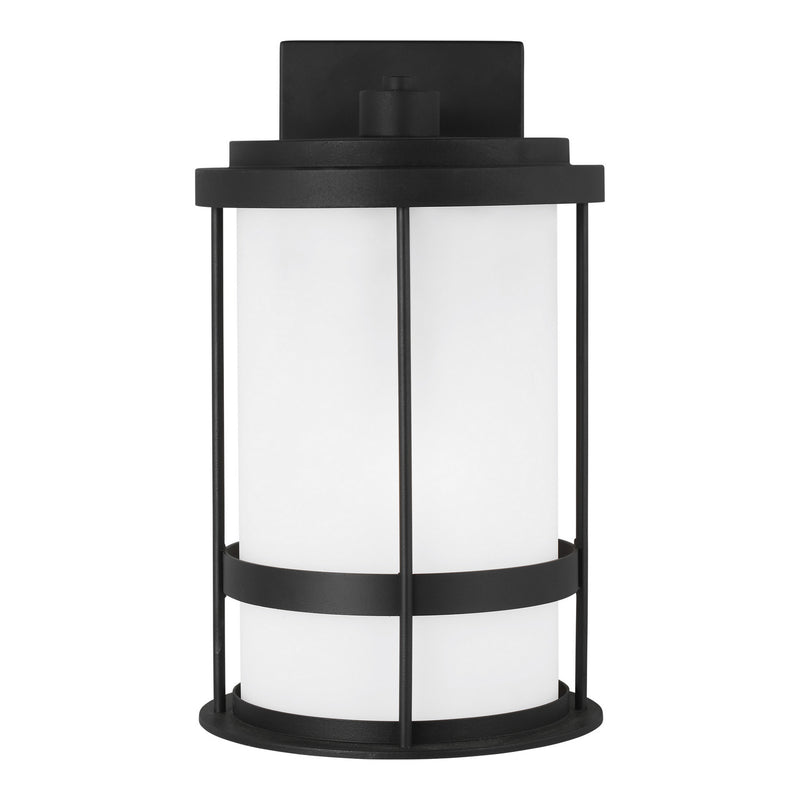 One Light Outdoor Wall Lantern<br /><span style="color:#4AB0CE;">Entrega: 4-10 dias en USA</span><br /><span style="color:#4AB0CE;font-size:60%;">PREGUNTE POR ENTREGA EN PANAMA</span><br />Collection: Wilburn<br />Finish: Black