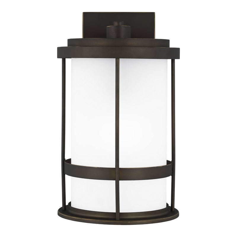 One Light Outdoor Wall Lantern<br /><span style="color:#4AB0CE;">Entrega: 4-10 dias en USA</span><br /><span style="color:#4AB0CE;font-size:60%;">PREGUNTE POR ENTREGA EN PANAMA</span><br />Collection: Wilburn<br />Finish: Antique Bronze