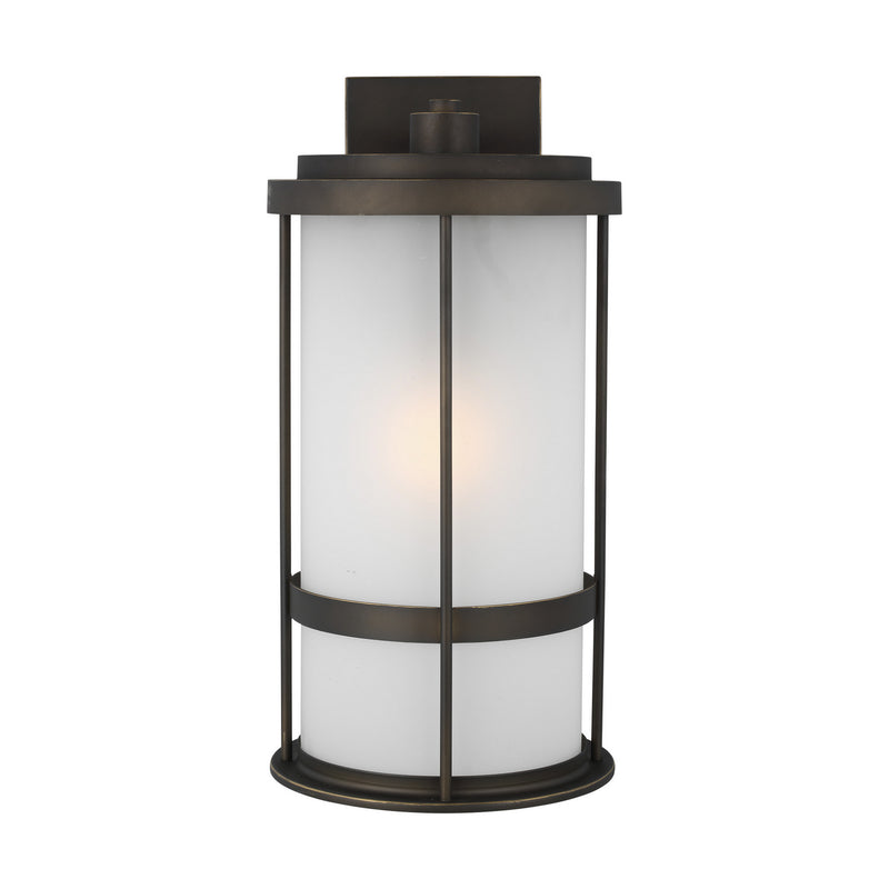 One Light Outdoor Wall Lantern<br /><span style="color:#4AB0CE;">Entrega: 4-10 dias en USA</span><br /><span style="color:#4AB0CE;font-size:60%;">PREGUNTE POR ENTREGA EN PANAMA</span><br />Collection: Wilburn<br />Finish: Antique Bronze
