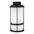 One Light Outdoor Wall Lantern<br /><span style="color:#4AB0CE;">Entrega: 4-10 dias en USA</span><br /><span style="color:#4AB0CE;font-size:60%;">PREGUNTE POR ENTREGA EN PANAMA</span><br />Collection: Wilburn<br />Finish: Black