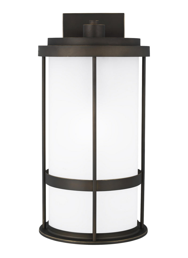 One Light Outdoor Wall Lantern<br /><span style="color:#4AB0CE;">Entrega: 4-10 dias en USA</span><br /><span style="color:#4AB0CE;font-size:60%;">PREGUNTE POR ENTREGA EN PANAMA</span><br />Collection: Wilburn<br />Finish: Antique Bronze