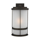 One Light Outdoor Wall Lantern<br /><span style="color:#4AB0CE;">Entrega: 4-10 dias en USA</span><br /><span style="color:#4AB0CE;font-size:60%;">PREGUNTE POR ENTREGA EN PANAMA</span><br />Collection: Wilburn<br />Finish: Antique Bronze