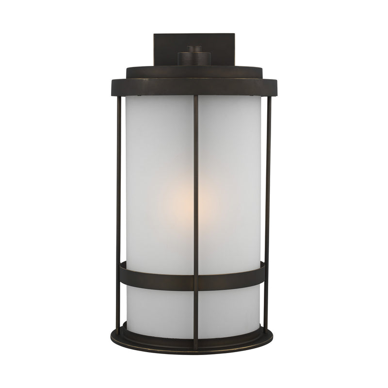 One Light Outdoor Wall Lantern<br /><span style="color:#4AB0CE;">Entrega: 4-10 dias en USA</span><br /><span style="color:#4AB0CE;font-size:60%;">PREGUNTE POR ENTREGA EN PANAMA</span><br />Collection: Wilburn<br />Finish: Antique Bronze
