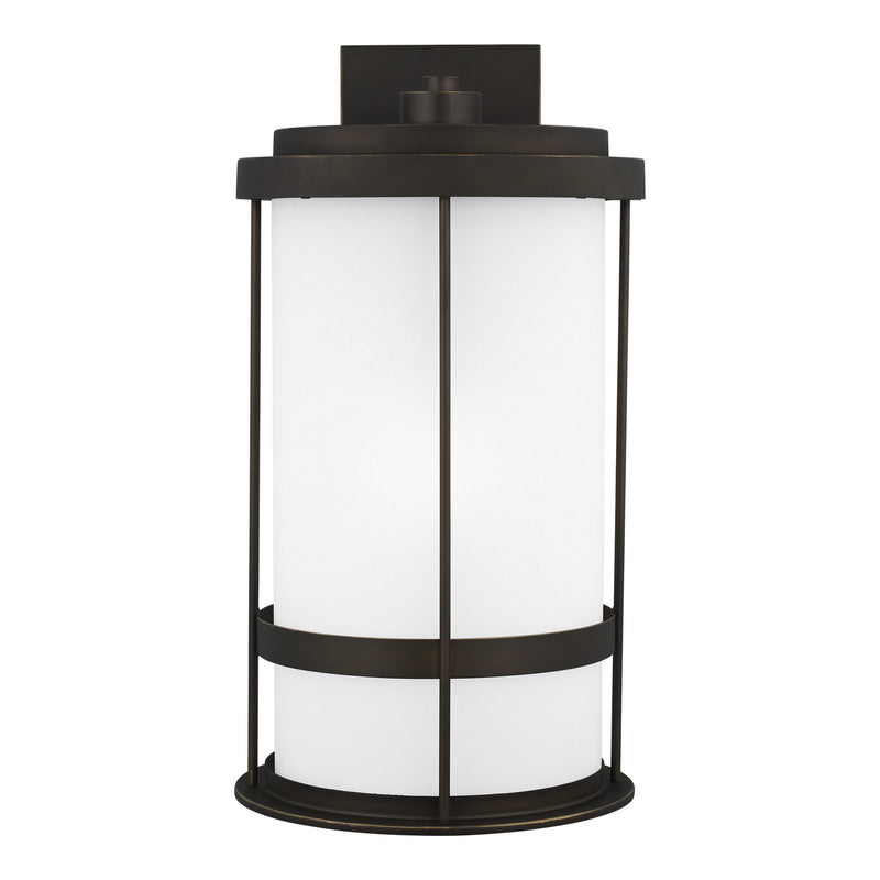 One Light Outdoor Wall Lantern<br /><span style="color:#4AB0CE;">Entrega: 4-10 dias en USA</span><br /><span style="color:#4AB0CE;font-size:60%;">PREGUNTE POR ENTREGA EN PANAMA</span><br />Collection: Wilburn<br />Finish: Antique Bronze