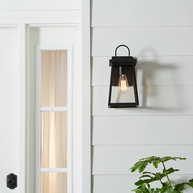 One Light Outdoor Wall Lantern<br /><span style="color:#4AB0CE;">Entrega: 4-10 dias en USA</span><br /><span style="color:#4AB0CE;font-size:60%;">PREGUNTE POR ENTREGA EN PANAMA</span><br />Collection: Founders<br />Finish: Black