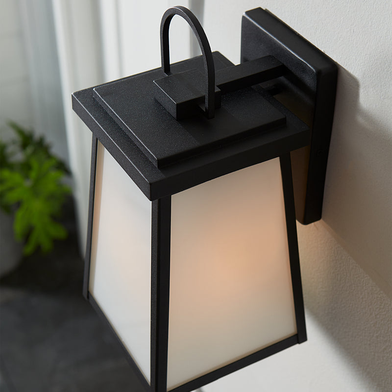 One Light Outdoor Wall Lantern<br /><span style="color:#4AB0CE;">Entrega: 4-10 dias en USA</span><br /><span style="color:#4AB0CE;font-size:60%;">PREGUNTE POR ENTREGA EN PANAMA</span><br />Collection: Founders<br />Finish: Black