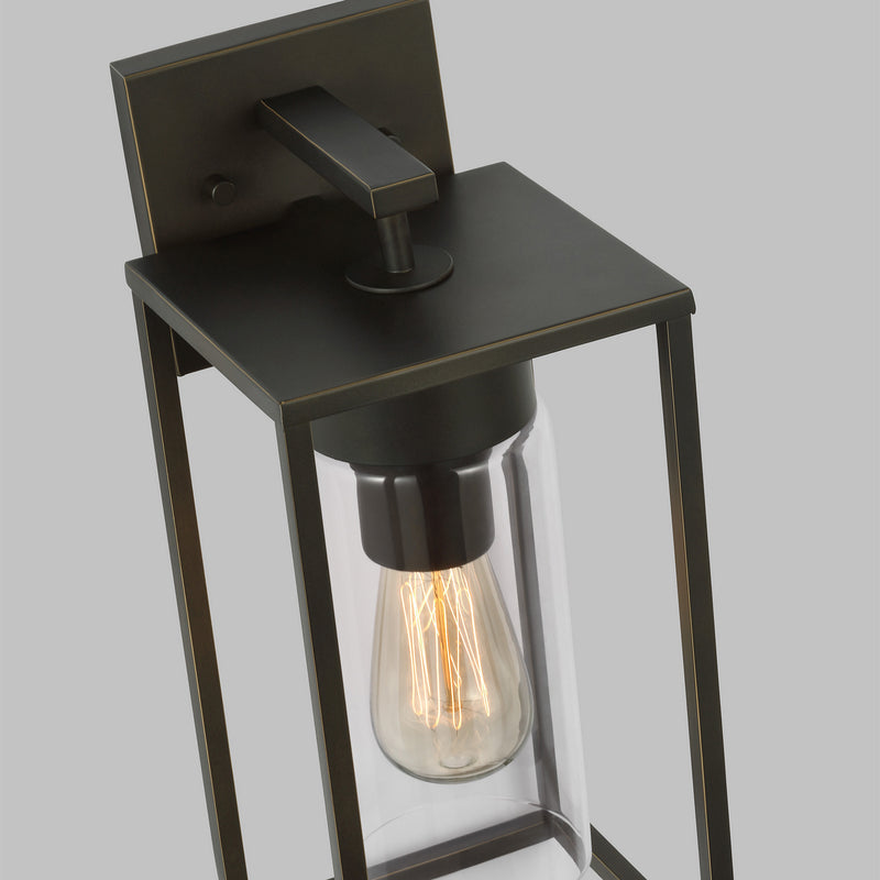 One Light Outdoor Wall Lantern<br /><span style="color:#4AB0CE;">Entrega: 4-10 dias en USA</span><br /><span style="color:#4AB0CE;font-size:60%;">PREGUNTE POR ENTREGA EN PANAMA</span><br />Collection: Vado<br />Finish: Antique Bronze