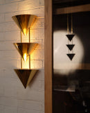 Three Light Wall Sconce<br /><span style="color:#4AB0CE;">Entrega: 4-10 dias en USA</span><br /><span style="color:#4AB0CE;font-size:60%;">PREGUNTE POR ENTREGA EN PANAMA</span><br />Collection: Versus<br />Finish: Patina Brass