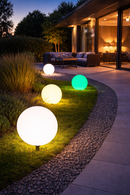 Lámpara Solar de Estaca: RGB y 3000K, 0.5W, Acabado blanco, incluye control remoto.