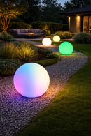 Lámpara Solar de Estaca: RGB y 3000K, 0.5W, Acabado blanco, incluye control remoto.