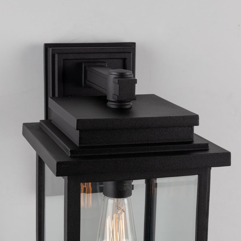 One Light Outdoor Wall Mount<br /><span style="color:#4AB0CE;">Entrega: 4-10 dias en USA</span><br /><span style="color:#4AB0CE;font-size:60%;">PREGUNTE POR ENTREGA EN PANAMA</span><br />Collection: Freemont<br />Finish: Black