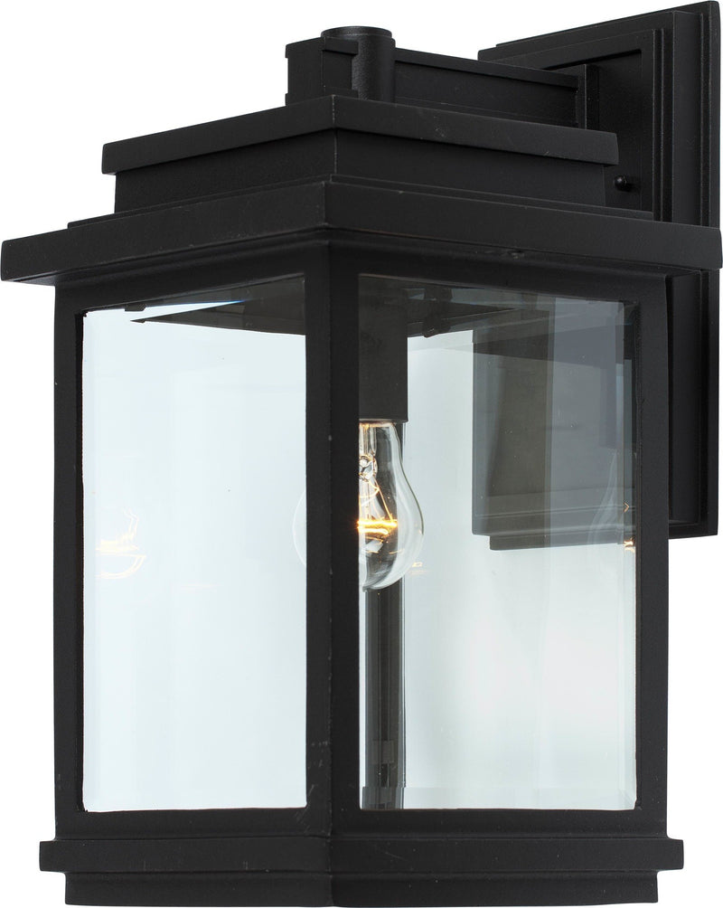 One Light Outdoor Wall Mount<br /><span style="color:#4AB0CE;">Entrega: 4-10 dias en USA</span><br /><span style="color:#4AB0CE;font-size:60%;">PREGUNTE POR ENTREGA EN PANAMA</span><br />Collection: Freemont<br />Finish: Black
