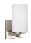 One Light Wall / Bath Sconce<br /><span style="color:#4AB0CE;">Entrega: 1-2 semanas en USA</span><br /><span style="color:#4AB0CE;font-size:60%;">PREGUNTE POR ENTREGA EN PANAMA</span><br />Collection: Hettinger<br />Finish: Brushed Nickel
