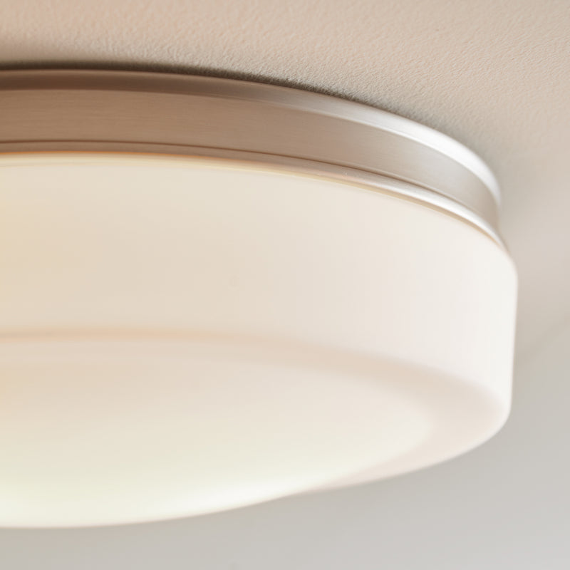 Two Light Flush Mount<br /><span style="color:#4AB0CE;">Entrega: 4-10 dias en USA</span><br /><span style="color:#4AB0CE;font-size:60%;">PREGUNTE POR ENTREGA EN PANAMA</span><br />Collection: Issen<br />Finish: Satin Nickel