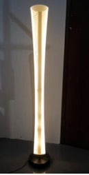 LÁMPARA DE PIE DECORATIVA LED 21W, TONALIDAD 3000K, 110-240V, 50-60HZ, GRADO DE PROTECCION IP20, ACABADO NEGRO + DORADO.