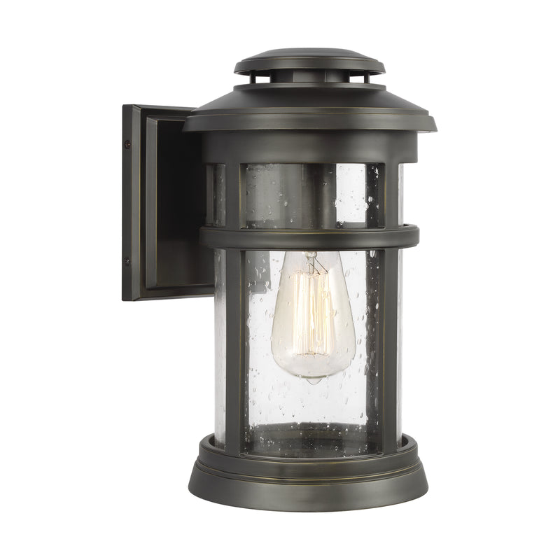 One Light Outdoor Wall Lantern<br /><span style="color:#4AB0CE;">Entrega: 4-10 dias en USA</span><br /><span style="color:#4AB0CE;font-size:60%;">PREGUNTE POR ENTREGA EN PANAMA</span><br />Collection: Newport<br />Finish: Antique Bronze