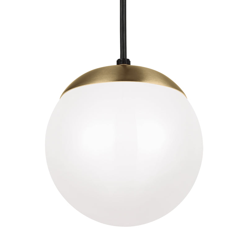 One Light Pendant<br /><span style="color:#4AB0CE;">Entrega: 4-10 dias en USA</span><br /><span style="color:#4AB0CE;font-size:60%;">PREGUNTE POR ENTREGA EN PANAMA</span><br />Collection: Leo - Hanging Globe<br />Finish: Satin Brass