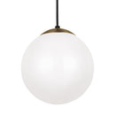 One Light Pendant<br /><span style="color:#4AB0CE;">Entrega: 4-10 dias en USA</span><br /><span style="color:#4AB0CE;font-size:60%;">PREGUNTE POR ENTREGA EN PANAMA</span><br />Collection: Leo - Hanging Globe<br />Finish: Satin Brass