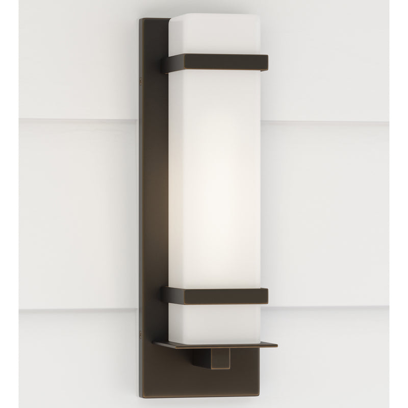 One Light Outdoor Wall Lantern<br /><span style="color:#4AB0CE;">Entrega: 4-10 dias en USA</span><br /><span style="color:#4AB0CE;font-size:60%;">PREGUNTE POR ENTREGA EN PANAMA</span><br />Collection: Alban<br />Finish: Antique Bronze