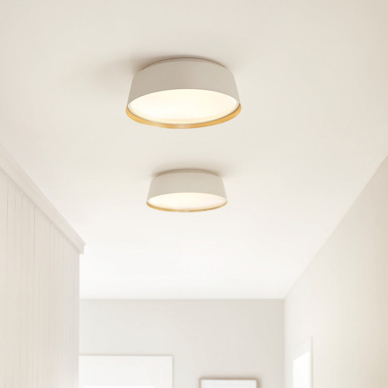 Three Light Flush Mount<br /><span style="color:#4AB0CE;">Entrega: 4-10 dias en USA</span><br /><span style="color:#4AB0CE;font-size:60%;">PREGUNTE POR ENTREGA EN PANAMA</span><br />Collection: Asher<br />Finish: Matte White