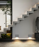 LÁMPARA DE PARED EXTERIOR DECORATIVA LED 1W, EMITE 60LM, TONALIDAD DE 3000K, 100-240V, IP65, ACABADO GRIS.