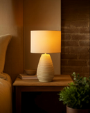 Lámpara De Mesa Decorativa 1Xe27- 60W, 110-240V, 50-60Hz, Grado De Proteccion Ip20, Acabado Blanco.