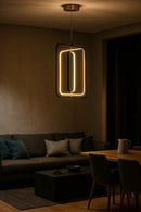 LÁMPARA COLGANTE DECORATIVA CON LUZ  LED 40W, ACABADO GOLDEN BLACK/ METAL PVC.