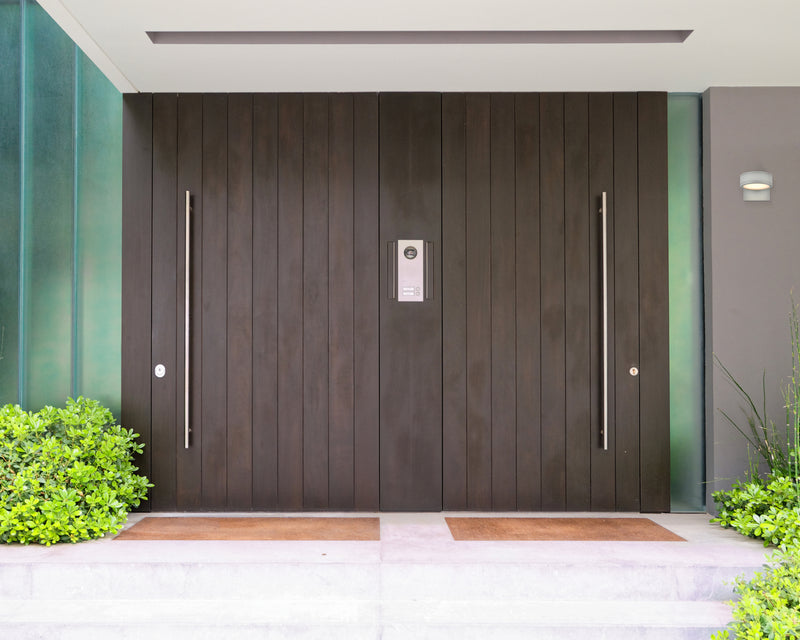 LED Outdoor Wall Lamp<br /><span style="color:#4AB0CE;">Entrega: 4-10 dias en USA</span><br /><span style="color:#4AB0CE;font-size:60%;">PREGUNTE POR ENTREGA EN PANAMA</span><br />Collection: Raine<br />Finish: Silver