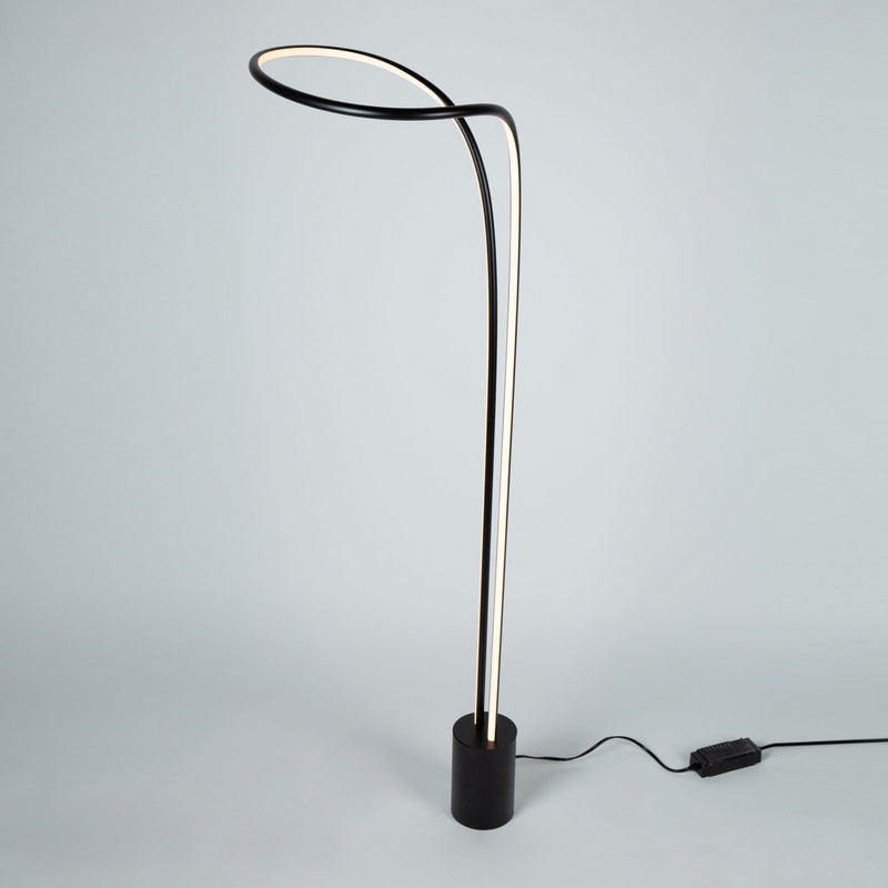 LED Floor Lamp<br /><span style="color:#4AB0CE;">Entrega: 4-10 dias en USA</span><br /><span style="color:#4AB0CE;font-size:60%;">PREGUNTE POR ENTREGA EN PANAMA</span><br />Collection: Cortina<br />Finish: Matte Black