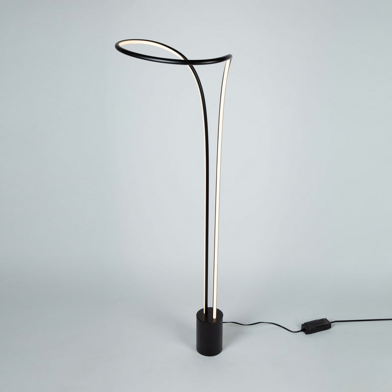 LED Floor Lamp<br /><span style="color:#4AB0CE;">Entrega: 4-10 dias en USA</span><br /><span style="color:#4AB0CE;font-size:60%;">PREGUNTE POR ENTREGA EN PANAMA</span><br />Collection: Cortina<br />Finish: Matte Black