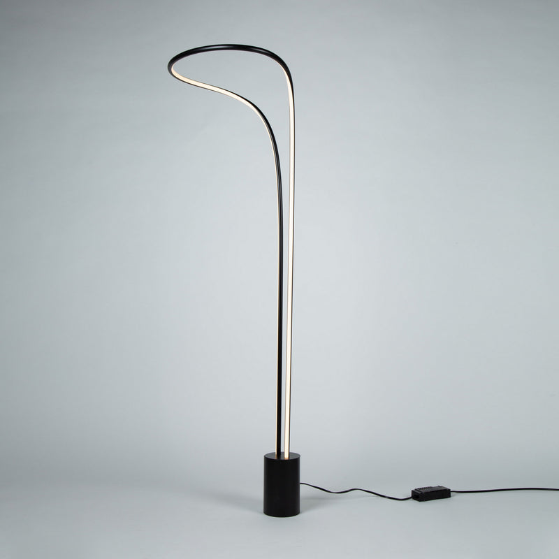 LED Floor Lamp<br /><span style="color:#4AB0CE;">Entrega: 4-10 dias en USA</span><br /><span style="color:#4AB0CE;font-size:60%;">PREGUNTE POR ENTREGA EN PANAMA</span><br />Collection: Cortina<br />Finish: Matte Black