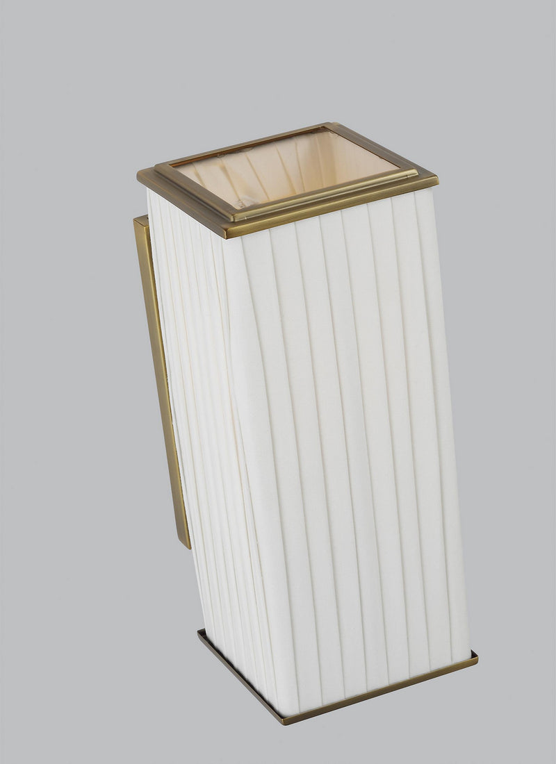 One Light Wall Sconce<br /><span style="color:#4AB0CE;">Entrega: 4-10 dias en USA</span><br /><span style="color:#4AB0CE;font-size:60%;">PREGUNTE POR ENTREGA EN PANAMA</span><br />Collection: Esther<br />Finish: Time Worn Brass