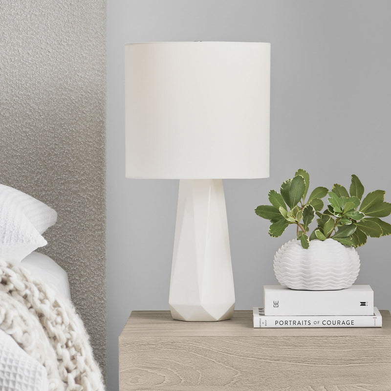 One Light Table Lamp<br /><span style="color:#4AB0CE;">Entrega: 4-10 dias en USA</span><br /><span style="color:#4AB0CE;font-size:60%;">PREGUNTE POR ENTREGA EN PANAMA</span><br />Collection: Moresby<br />Finish: Gloss White