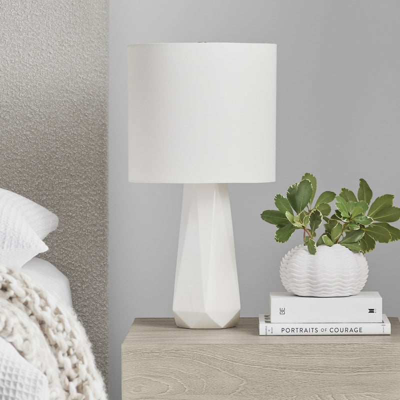 One Light Table Lamp<br /><span style="color:#4AB0CE;">Entrega: 4-10 dias en USA</span><br /><span style="color:#4AB0CE;font-size:60%;">PREGUNTE POR ENTREGA EN PANAMA</span><br />Collection: Moresby<br />Finish: Gloss White