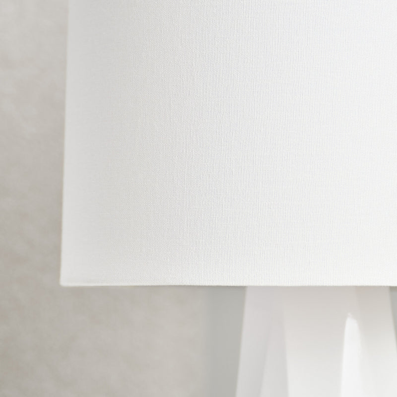 One Light Table Lamp<br /><span style="color:#4AB0CE;">Entrega: 4-10 dias en USA</span><br /><span style="color:#4AB0CE;font-size:60%;">PREGUNTE POR ENTREGA EN PANAMA</span><br />Collection: Moresby<br />Finish: Gloss White