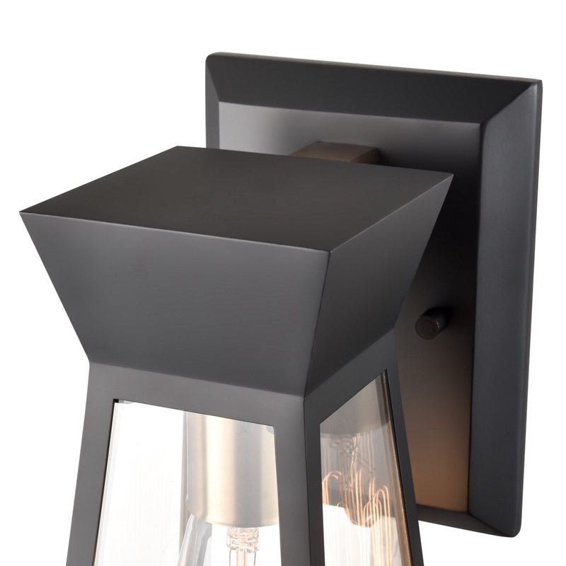 One Light Wall Sconce<br /><span style="color:#4AB0CE;">Entrega: 4-10 dias en USA</span><br /><span style="color:#4AB0CE;font-size:60%;">PREGUNTE POR ENTREGA EN PANAMA</span><br />Collection: Lucian<br />Finish: Black and Brushed Brass
