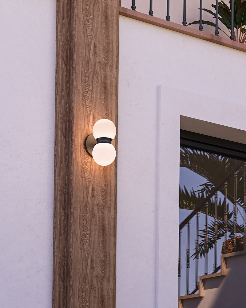 LED Exterior Wall Mount<br /><span style="color:#4AB0CE;">Entrega: 4-10 dias en USA</span><br /><span style="color:#4AB0CE;font-size:60%;">PREGUNTE POR ENTREGA EN PANAMA</span><br />Collection: Peri<br />Finish: Black/Opal Glass