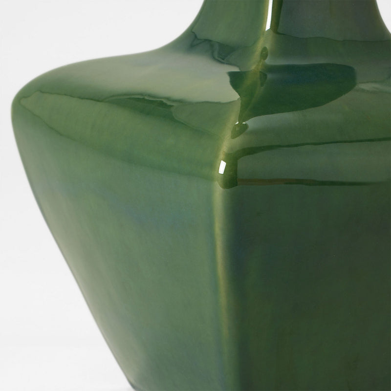 One Light Table Lamp<br /><span style="color:#4AB0CE;">Entrega: 4-10 dias en USA</span><br /><span style="color:#4AB0CE;font-size:60%;">PREGUNTE POR ENTREGA EN PANAMA</span><br />Collection: Diogo<br />Finish: Green