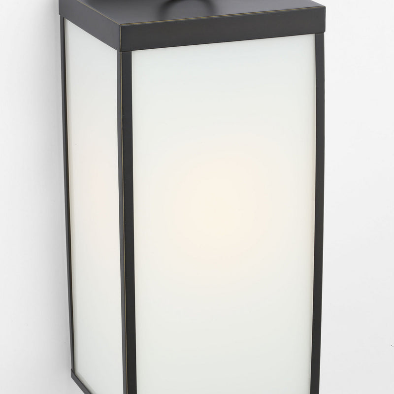 One Light Wall Lantern<br /><span style="color:#4AB0CE;">Entrega: 4-10 dias en USA</span><br /><span style="color:#4AB0CE;font-size:60%;">PREGUNTE POR ENTREGA EN PANAMA</span><br />Collection: Howell<br />Finish: Antique Bronze