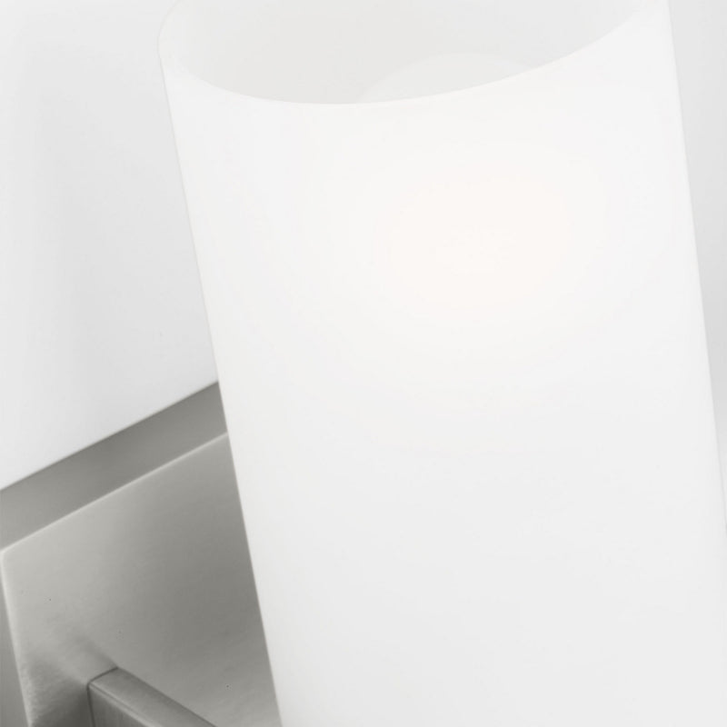 Three Light Vanity<br /><span style="color:#4AB0CE;">Entrega: 6-7 semanas en USA</span><br /><span style="color:#4AB0CE;font-size:60%;">PREGUNTE POR ENTREGA EN PANAMA</span><br />Collection: Rhode<br />Finish: Brushed Steel